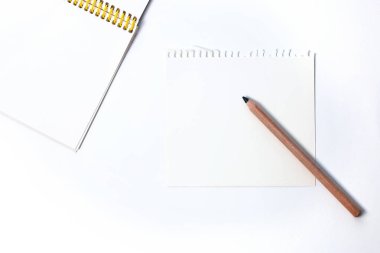 eğitim veya çizmek, kroki kavramı: birkaç kalem ve kompozisyon yeni akademik yılın fonunda temiz not defteri. Kopya alanı ve boş not defteri, seçici odak