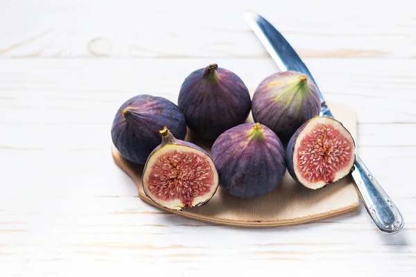 Fresh ripe figs on a white wooden table. Healthy Mediterranean figs. Beautiful blue purple figs, selective focus — Stock Photo, Image