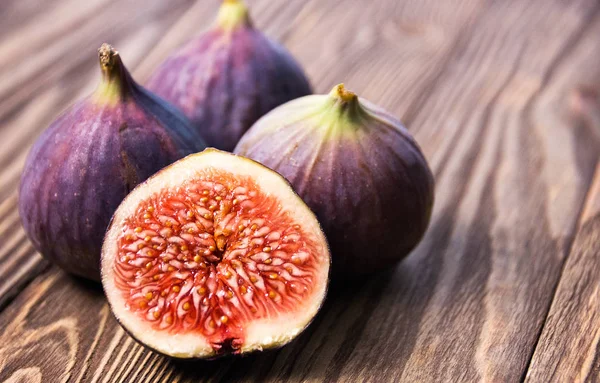 Fresh ripe figs on a wooden table. Healthy Mediterranean figs. Beautiful blue purple figs, selective focus — Stock Photo, Image