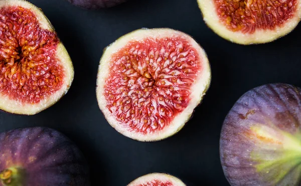 Fresh ripe figs on a dark table. Healthy Mediterranean figs, beautiful blue purple Fig, selective focus — Stock Photo, Image