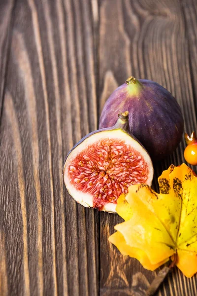 Fresh ripe figs on a wooden table. Healthy Mediterranean figs. Beautiful blue purple figs, selective focus — Stock Photo, Image