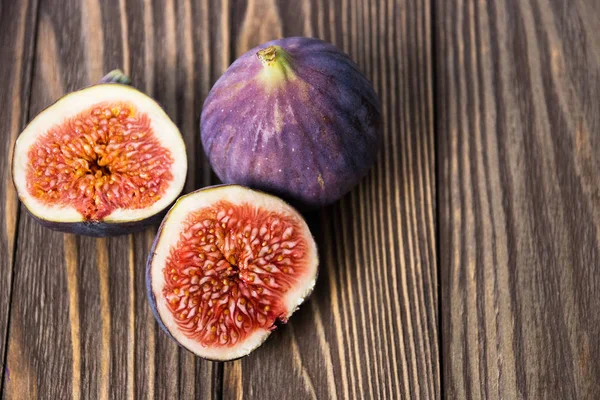 Fresh ripe figs on a wooden table. Healthy Mediterranean figs. Beautiful blue purple figs, selective focus — Stock Photo, Image