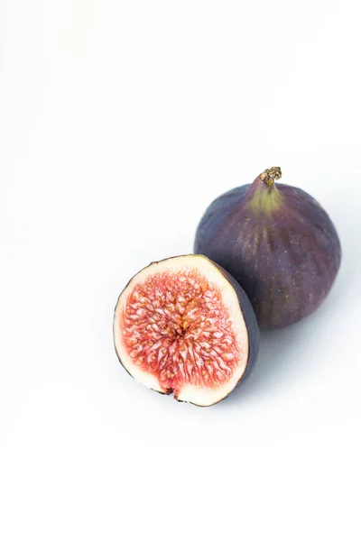 Fresh ripe figs on a white background. Healthy Mediterranean figs. Beautiful blue purple figs, selective focus — Stock Photo, Image
