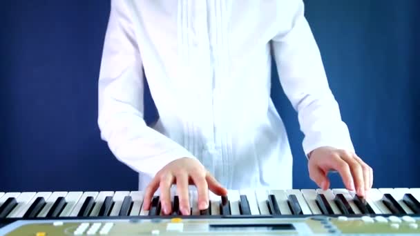 Χέρια Μαθήτριας Λευκό Πουκάμισο Που Παίζει Πιάνο Επιλεκτική Εστίαση — Αρχείο Βίντεο