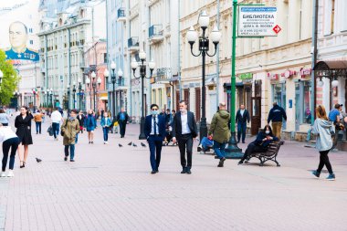 Başbakandan itibaren hava kirliliğine karşı ağız maskesi takan kimliği belirsiz insanlar sokakta yürüyorlar. Moskova, Rusya, Mayıs 2020.