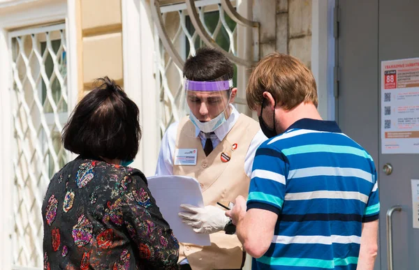 Невідомий Співробітник Багатофункціонального Центру Обробки Документів Інформує Людей Про Запобіжні Стокове Зображення