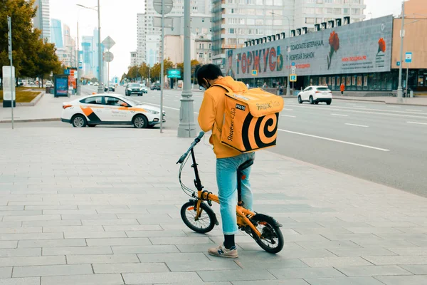 Takeaway Entrega Alimentos Menino Bicicleta Com Caixa Comida Isotérmica Dirigindo — Fotografia de Stock