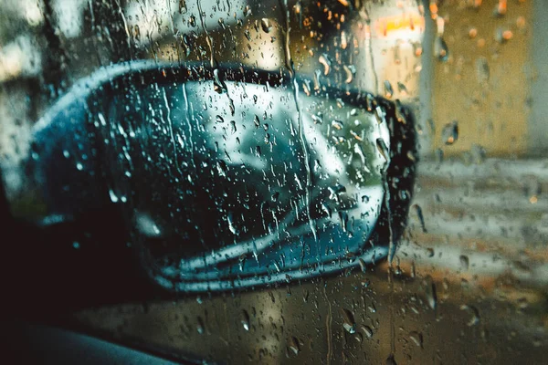 Espelho Carro Molhado Chuva Através Vidro Gotas Chuva Close Foco — Fotografia de Stock