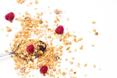 Ahududulu gevrek müsli kahvaltı beyaz arka plan seçici odak, üst görünüm izole.