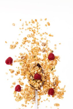 Ahududulu gevrek müsli kahvaltı beyaz arka plan seçici odak, üst görünüm izole.