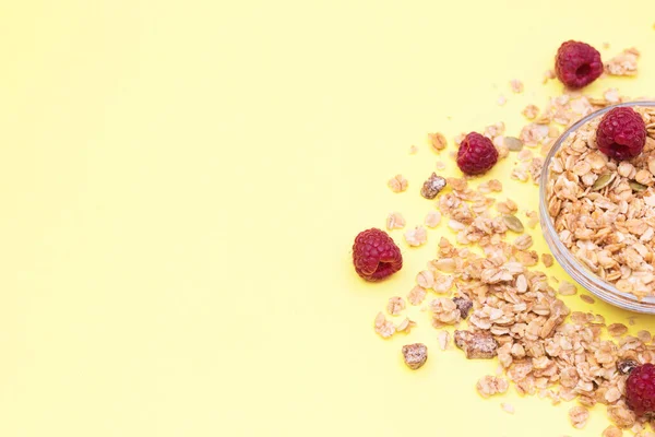 Muesli Crujiente Con Frambuesa Seca Desayuno Aislado Sobre Fondo Amarillo — Foto de Stock