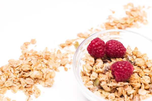 Muesli Crujiente Con Frambuesa Seca Desayuno Aislado Sobre Fondo Blanco — Foto de Stock