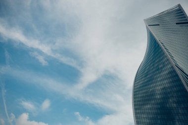 Moskova şehrinin yüksek modern cam kulesi zıt mavi gökyüzüne karşı iş geçmişi için. Moskova, Rusya, Haziran 2020.