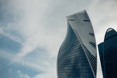 Moskova şehrinin yüksek modern cam kulesi zıt mavi gökyüzüne karşı iş geçmişi için. Moskova, Rusya, Haziran 2020.
