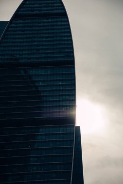 Moskova şehrinin yüksek modern cam kulesi batan güneşe karşı iş geçmişi için. Moskova, Rusya, Haziran 2020.