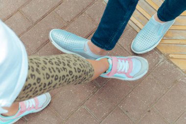 Vur! Coronavirus 'un yayılmasını önlemek için yeni bir roman. İki arkadaş sokakta buluşur ve selamlaşmak yerine ayaklarıyla merhaba der..