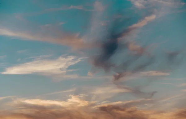 Heldere Geweldige Avond Zonsondergang Hemel Met Gevederde Wolken Selectieve Focus — Stockfoto