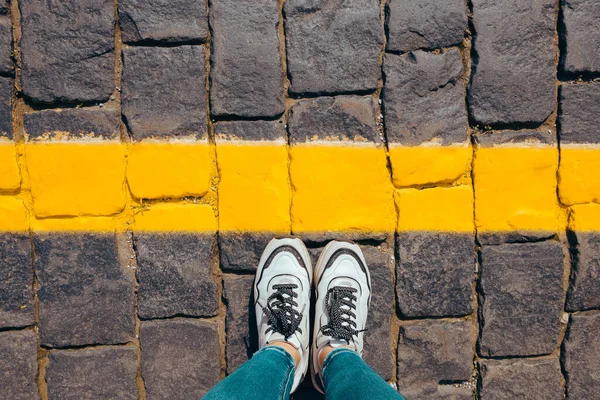 Vrouwenvoeten Witte Sneakers Staan Stoep Achter Gele Lijn Lichaamsdelen Niet — Stockfoto