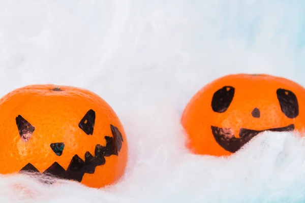 Luminoso Arancione Halloween Mandarini Spaventosi Emozioni Facce Sfondo Ragnatela Bianca — Foto Stock