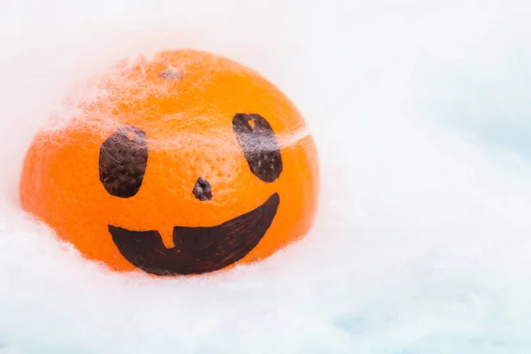 Ljusorange Halloween Skrämmande Tangerine Känslor Ansikte Vit Spindel Väv Bakgrund — Stockfoto