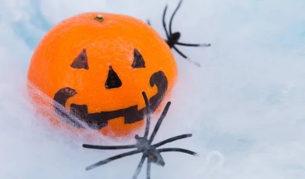 Luminoso Arancione Halloween Spaventoso Mandarino Emozione Faccia Sfondo Ragnatela Bianca — Foto Stock