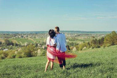 Güzel bir genç çift Ukraynalı Köyü manzara hayran