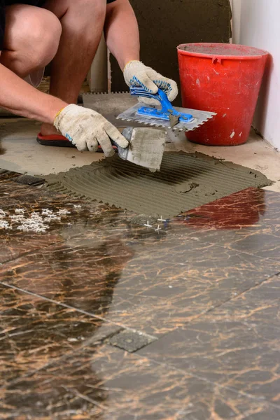 Aplicando Uma Cola Uma Espátula Por Homem 2018 — Fotografia de Stock