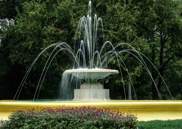 Une fontaine fantastique dans le parc municipal d'Odessas — Photo