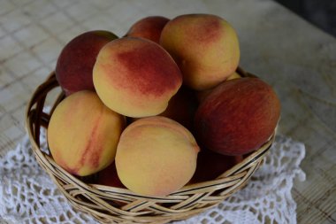 Taze kokulu ve tatlı şeftali sepet