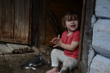 Güzel bir kız ile bir kedi büyükannem 2018 köyü oynar