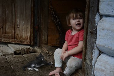 Güzel bir kız ile bir kedi büyükannem 2018 köyü oynar