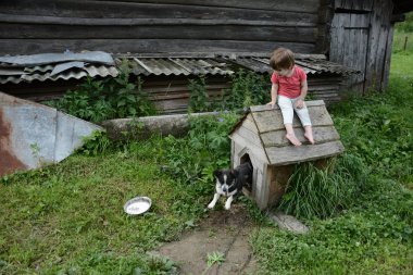 küçük kız küçük köpek kulübesi 2018 oturur