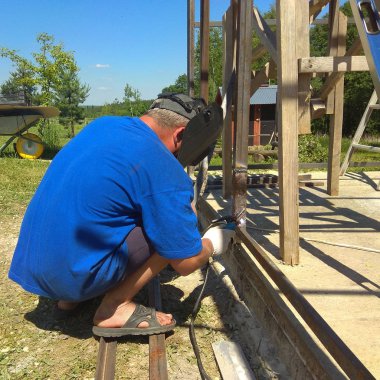 bir adam sokakta metal kaynak