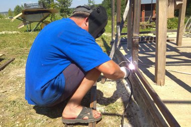 bir adam sokakta metal kaynak