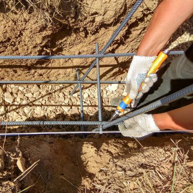 işçiler ellerini önce beton üzerine dökülür, çelik tel ve güvenli inşaat demiri için kerpeten kullanarak