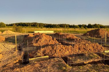 Bir kulübe için ahşap döşeme beton döşeme