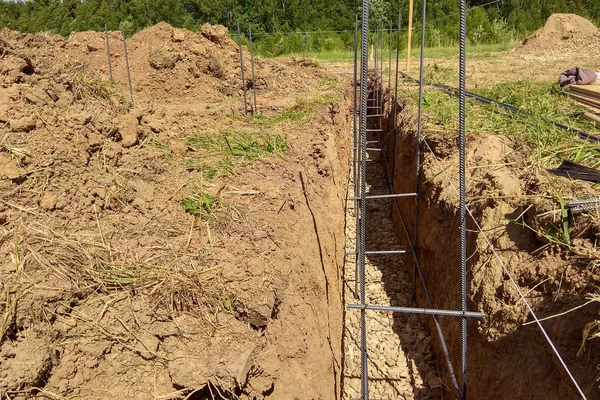 Raccordi di incollaggio nel terreno di costruzione di una casa — Foto Stock