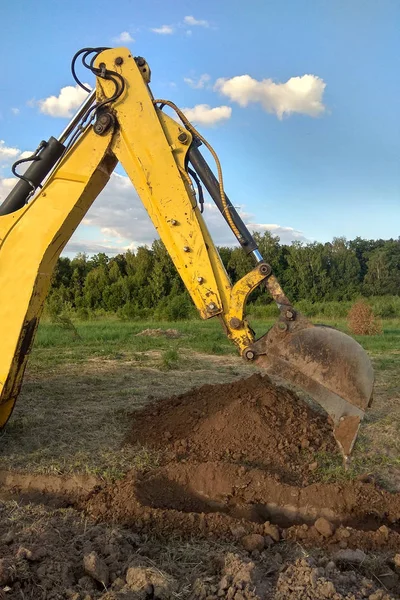 Vista desde arriba en el Tractor de excavadora de trabajo cavando una trinchera . — Foto de Stock