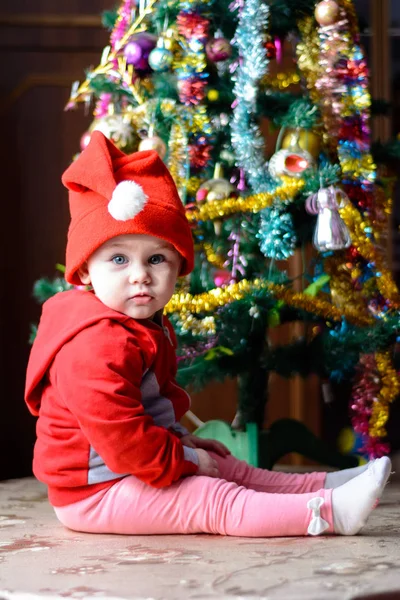 Nettes kleines Mädchen in Vorfreude auf das Weihnachtswunder — Stockfoto