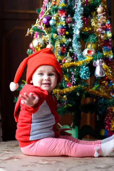 Nettes kleines Mädchen in Vorfreude auf das Weihnachtswunder — Stockfoto