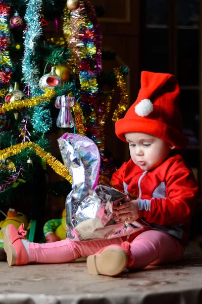 Nettes kleines Mädchen in Vorfreude auf das Weihnachtswunder — Stockfoto