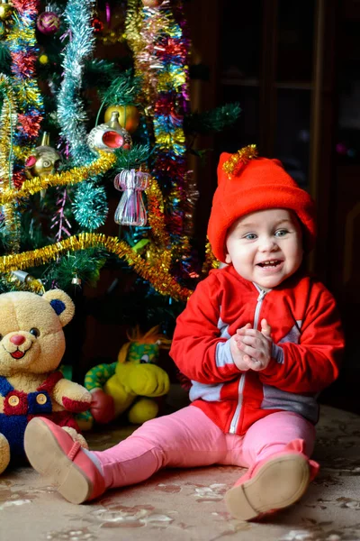 Menina bonito em antecipação do milagre de Natal — Fotografia de Stock