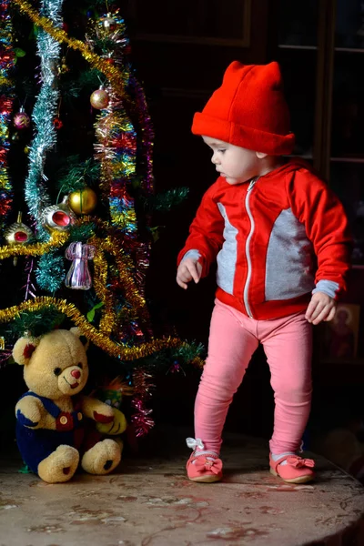 Ein kleines Mädchen wartet auf ein Wunder bei der Weihnachtsdekoration — Stockfoto