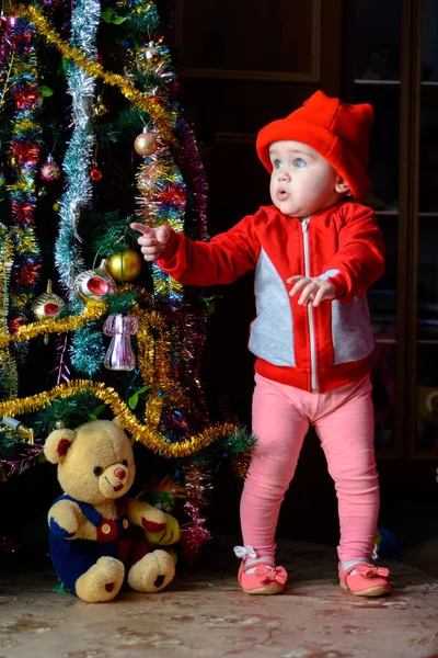 Ein kleines Mädchen wartet auf ein Wunder bei der Weihnachtsdekoration — Stockfoto