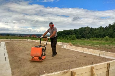 Toprak sıkıştırma ile bir vibroplate 2018 bir işçi tarafından