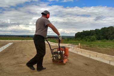 Toprak sıkıştırma ile bir vibroplate 2018 bir işçi tarafından