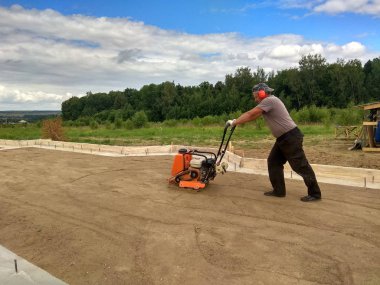 Toprak sıkıştırma ile bir vibroplate 2018 bir işçi tarafından