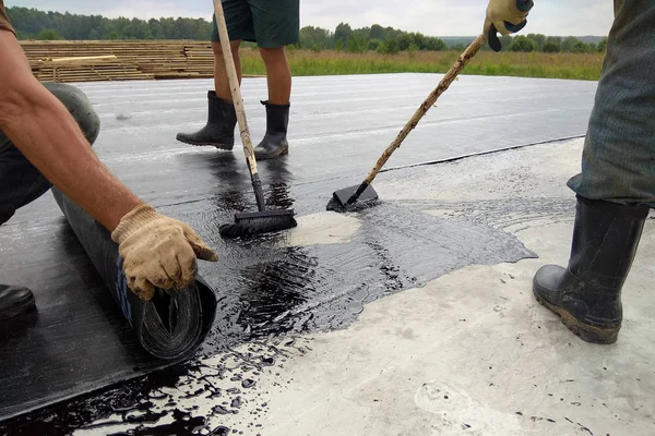 Çatı ustası alt resim bitüm praimer silindir tarafından beton yüzeyinde su fırça