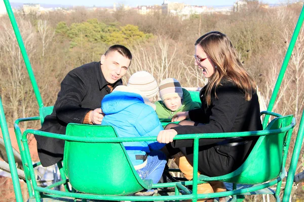 Kinder Mit Eltern Auf Einem Aussichtswagen Einem Freizeitpark Zeitigen Frühjahr — Stockfoto