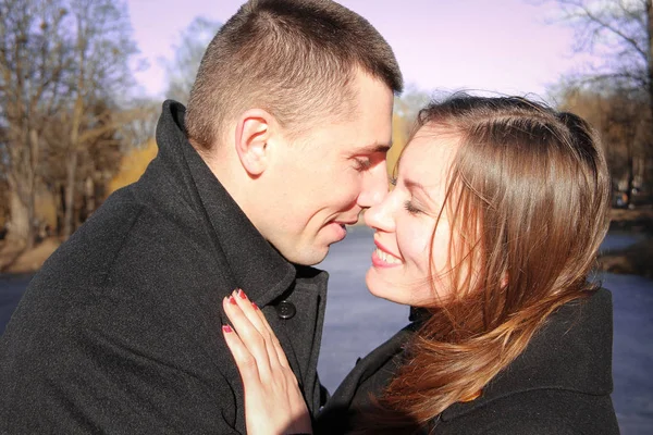 Historia de amor de un hombre y una mujer en un puente en un día de San Valentín — Foto de Stock